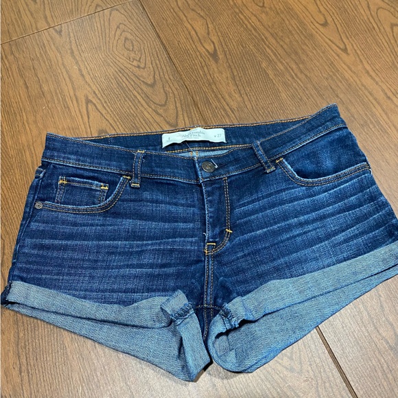 NWOT Abercrombie and Fitch sz 4 jean shorts w 2” inseam, roll hem. Distressed - Picture 2 of 9